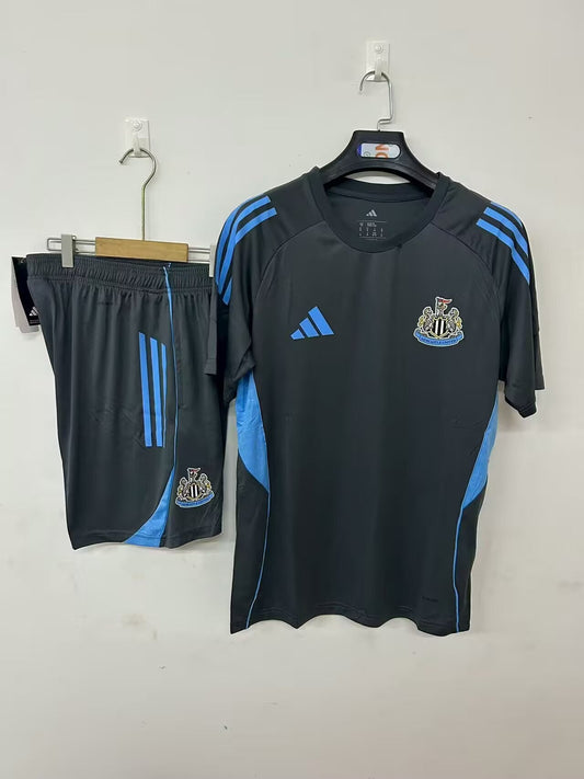 Conjunto entrenamiento Newcastle  25/26